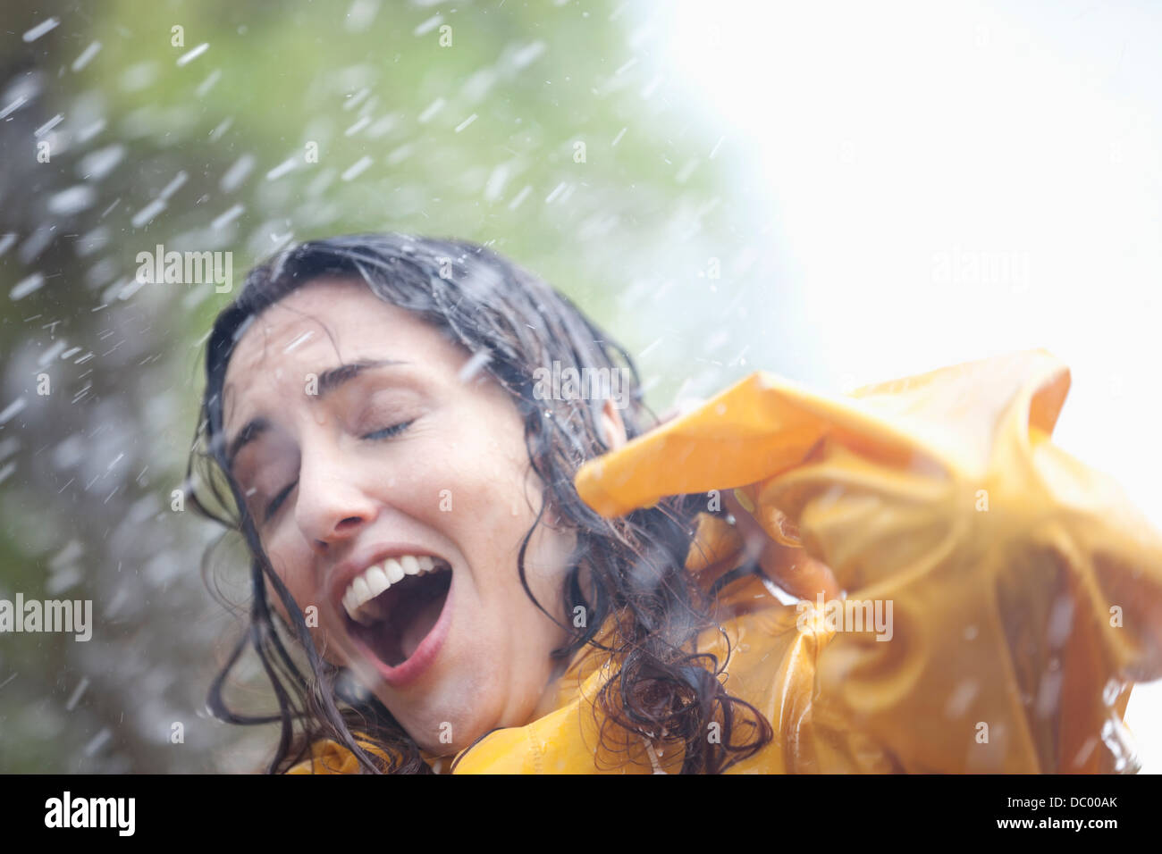 Regen fällt auf überrascht Frau Stockfoto