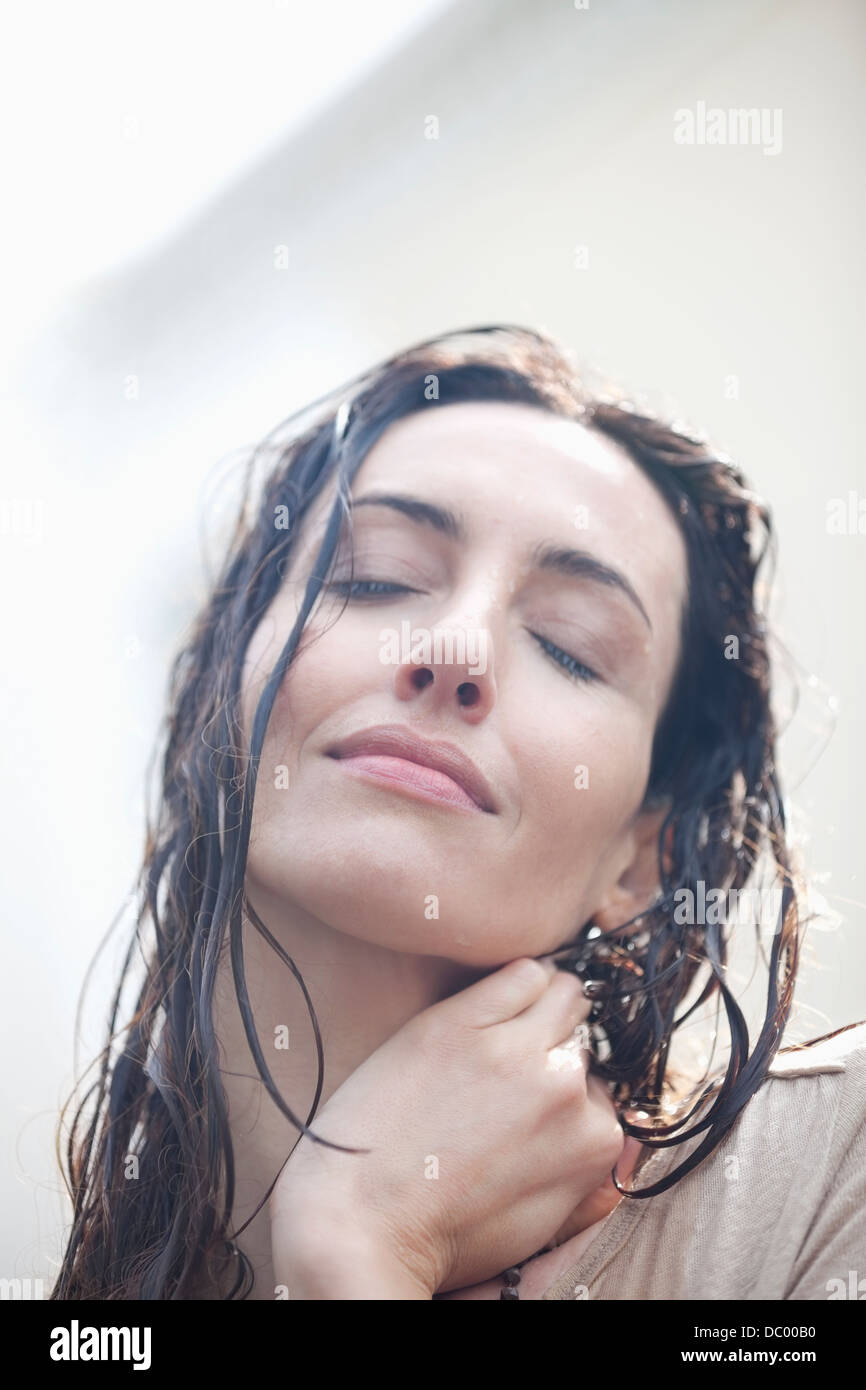 Nahaufnahme Portrait heitere Frau mit nassen Haaren Stockfoto