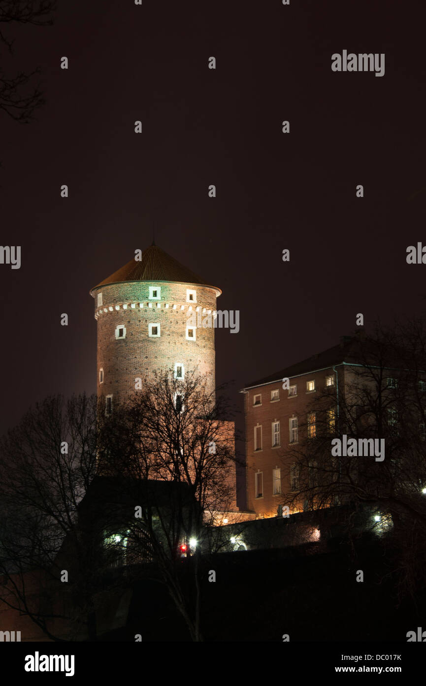 Eine beleuchtete Turm das gotische Schloss Wawel in Krakau in Polen in der Nacht Stockfoto