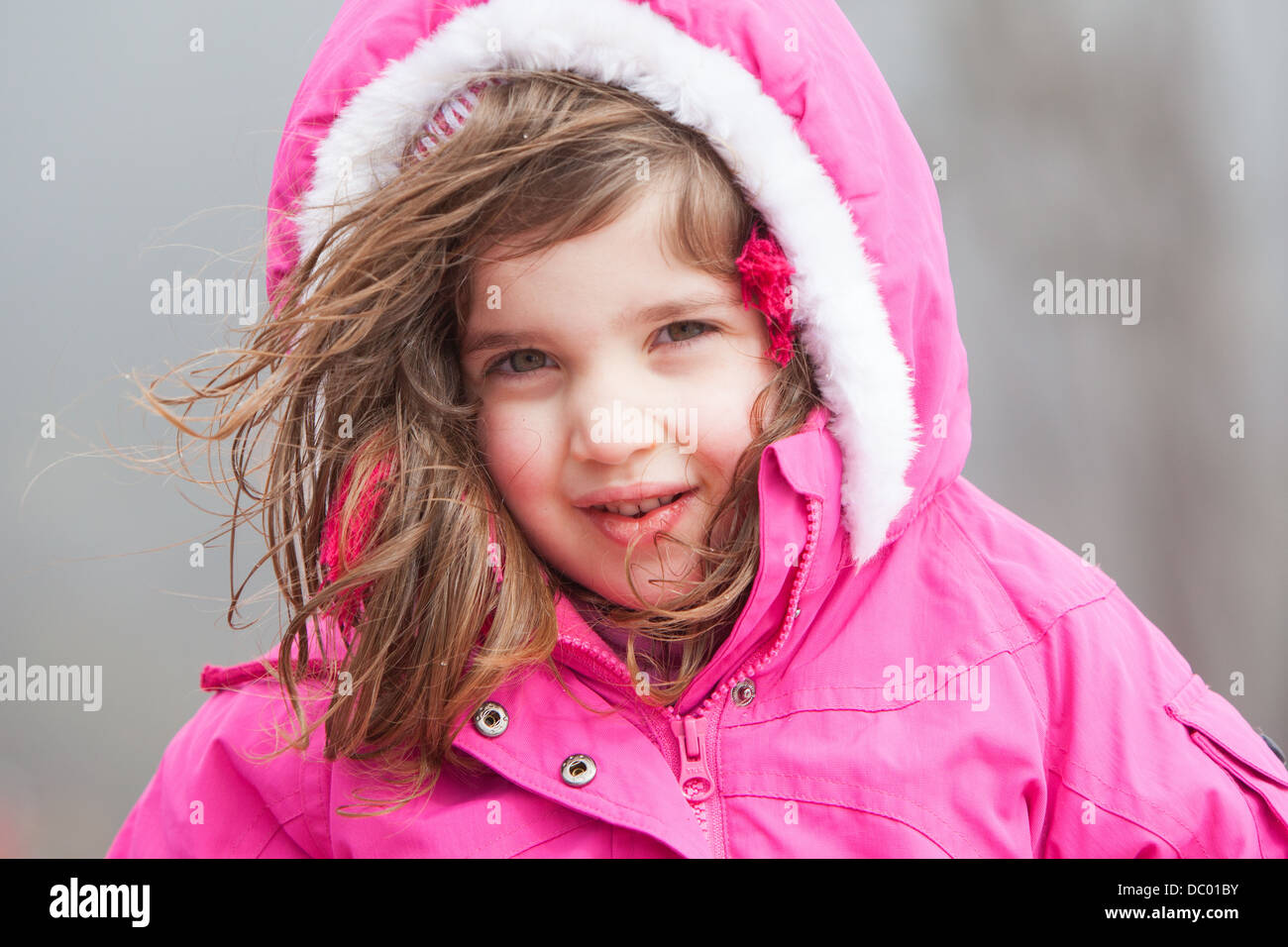 Ein junges Mädchen steckt sich Warm in der kalten winterlichen Bedingungen auf See Gebirge in Victoria, Australien Stockfoto