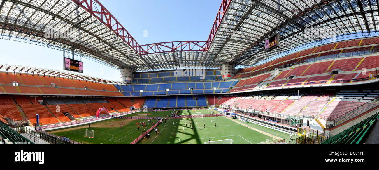 Mailand San Siro-Stadion in einem Weitwinkel-Objektiv, einer der berühmtesten Fußball-Stadion der Welt. Stockfoto