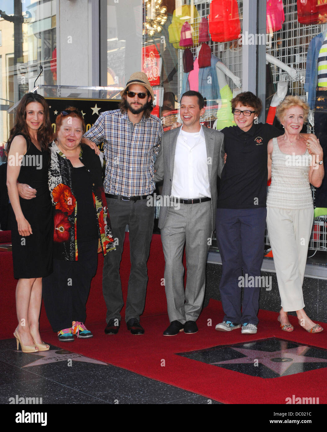 Conchata Ferrell, Carl Reiner, Angus T. Jones, behauen Kutcher, Holland Taylor Jon Cryer ist ausgezeichnet mit ein Hollywood Star Los Angeles, Kalifornien - 19.09.11 Stockfoto