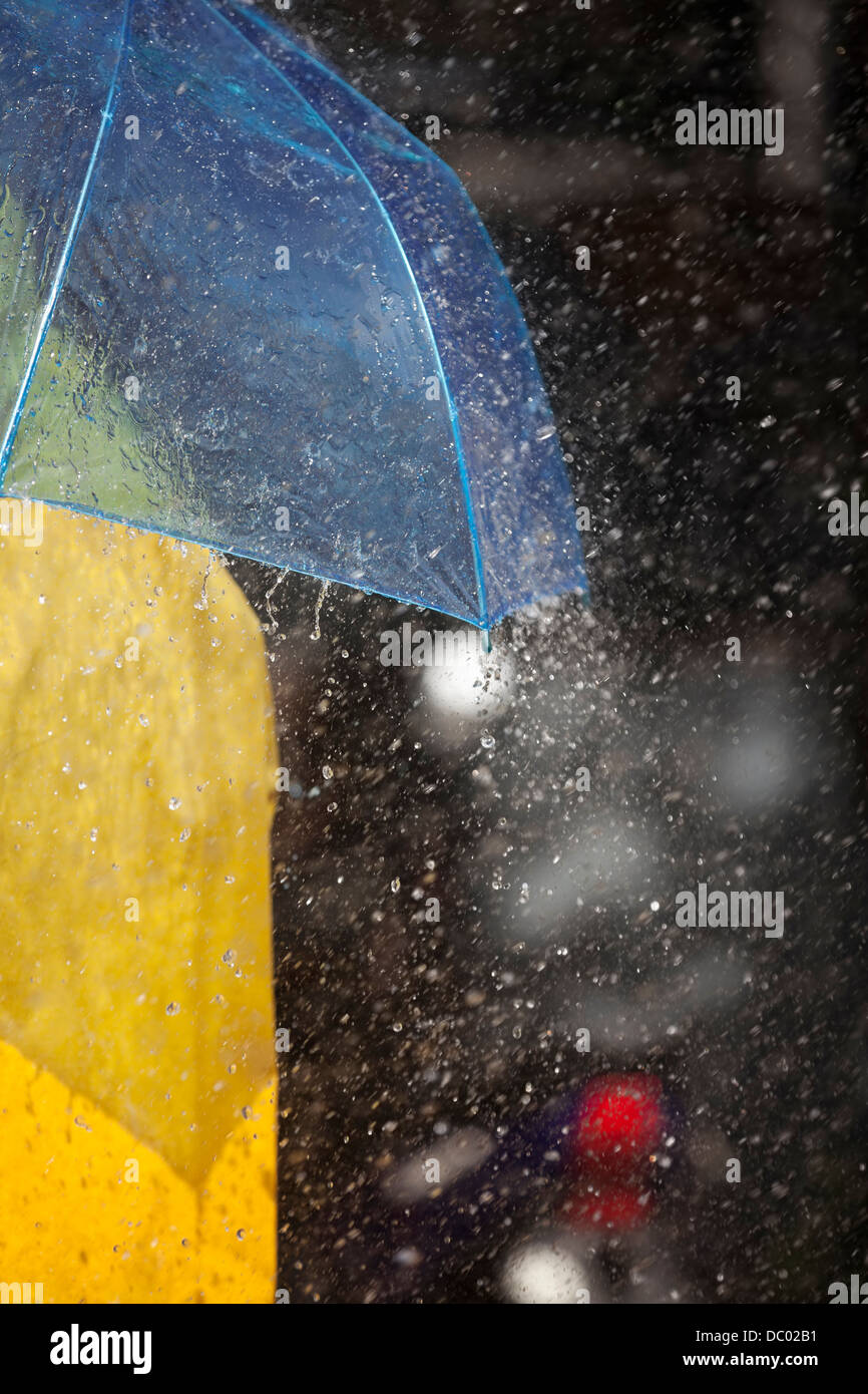 Nahaufnahme von Frau unter Dach im Regen Stockfoto