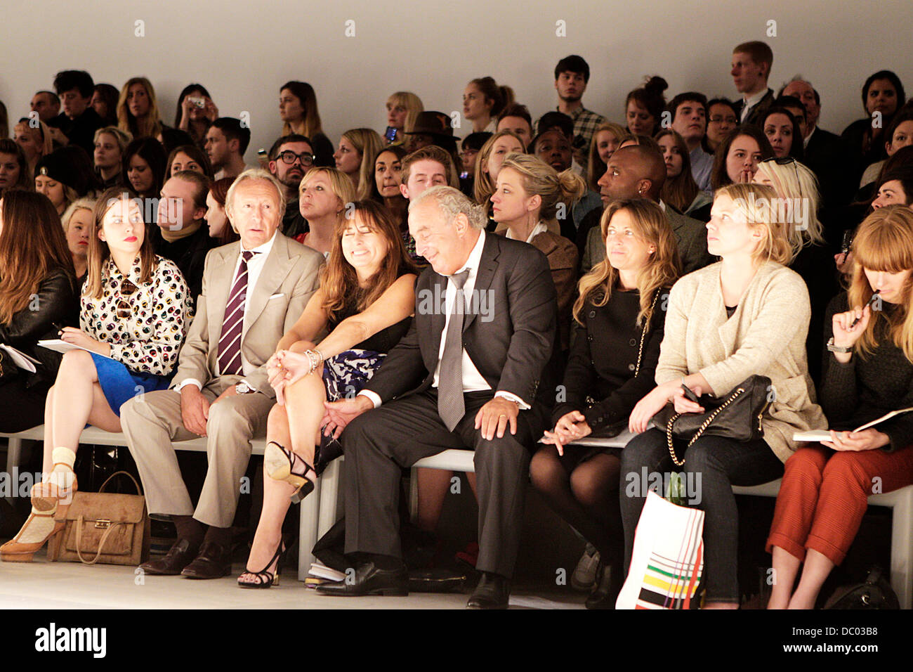 Sir Philip Green berührt das Bein des British Vogue Editor Alexandra Shulman London Fashion Week Frühjahr/Sommer 2012 - Todd Lynn - Front Row London, England - 19.09.11 Stockfoto