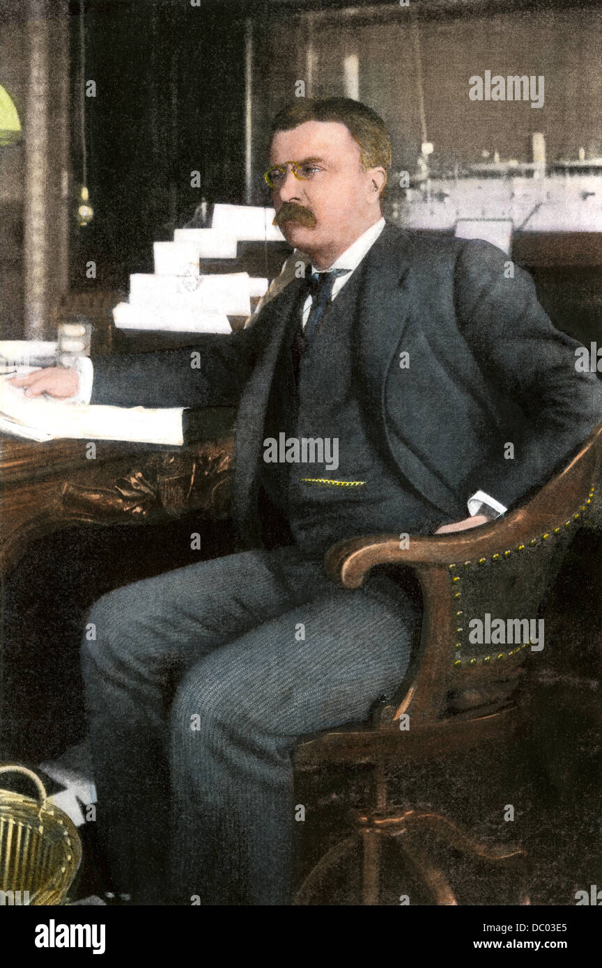 Assistant Secretary der Marine Theodore Roosevelt in seinem Büro in Washington, 1898. Handcolorierte halftone Wiedergabe einer Fotografie Stockfoto
