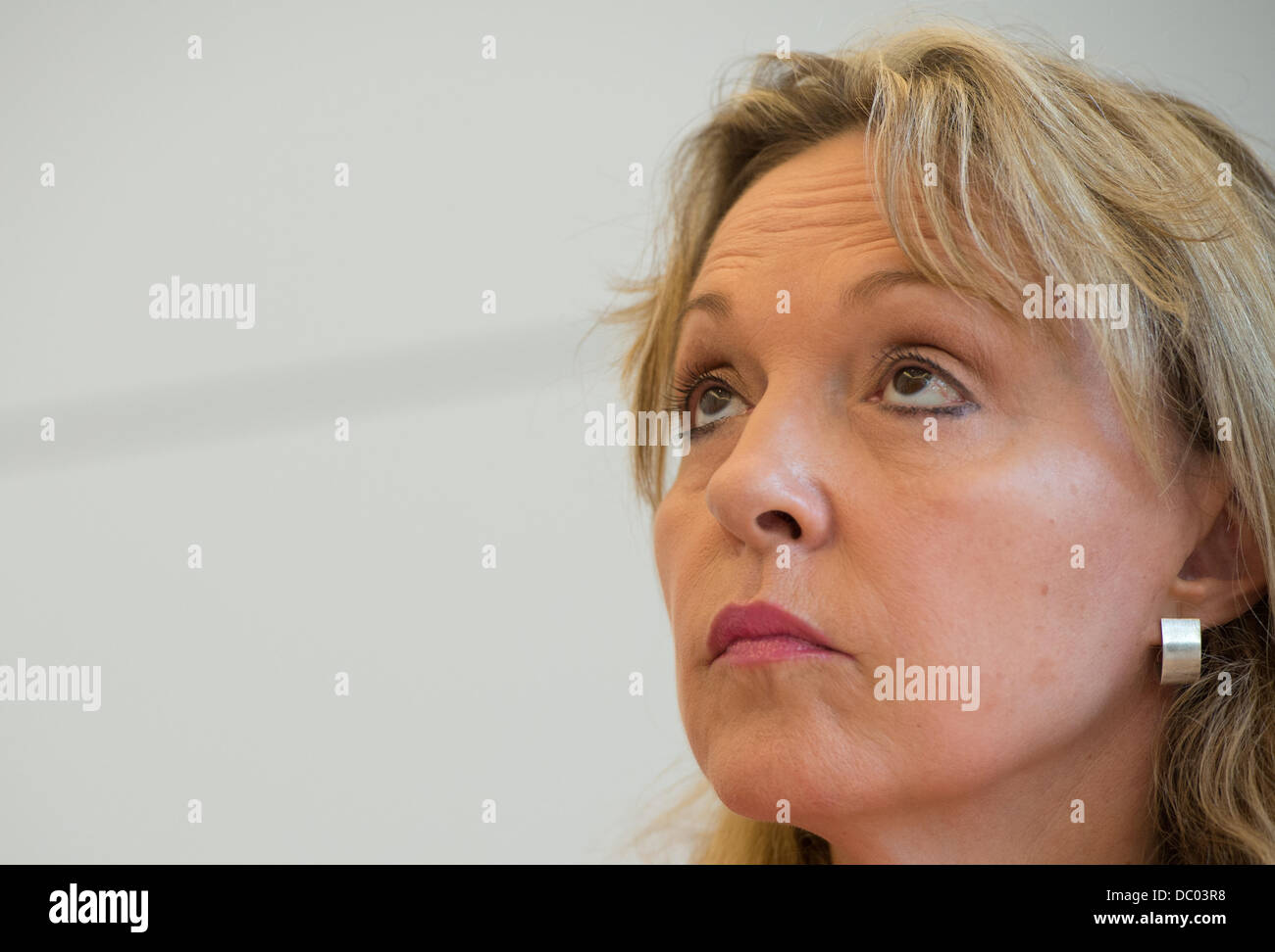 München, Deutschland. 6. August 2013. Justizminister von Bayern Beate Merk spricht bei einer schnell zubereitet Pressekonferenz zum Thema Bekämpfung von doping im Sport in München, 6. August 2013. Merk angekündigt, dass sie zufrieden mit der OLG-Entscheidung über die sofortige Freilassung des Gustl Mollath vom Phsychiatric Krankenhaus. Foto: PETER KNEFFEL/Dpa/Alamy Live News Stockfoto