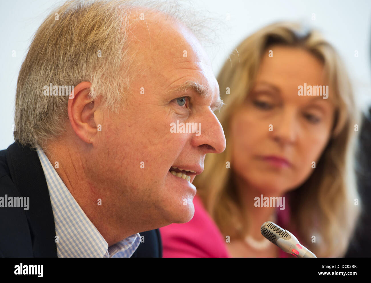 München, Deutschland. 6. August 2013. Justizminister von Bayern Beate Merk und Präsident des Deutschen Leichtathletik Verbandes Clemens Prokop sprechen im Rahmen einer kurzfristigen Pressekonferenz zum Thema Bekämpfung von doping im Sport in München, 6. August 2013. Foto: PETER KNEFFEL/Dpa/Alamy Live News Stockfoto