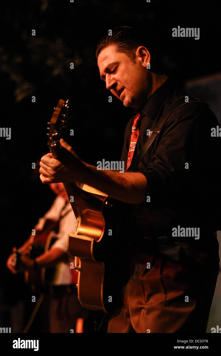 Corinaldo, Italien. 5. August 2013. Warten die Summer Jamboree [International Festival 60 Wiederbelebung & Rock'n'Roll], Monokings-Rockabilly-Band aus Roma, führt auf Corinaldo, Italien am 5. August 2013. © Valerio Agolino/Alamy Live-Nachrichten Stockfoto