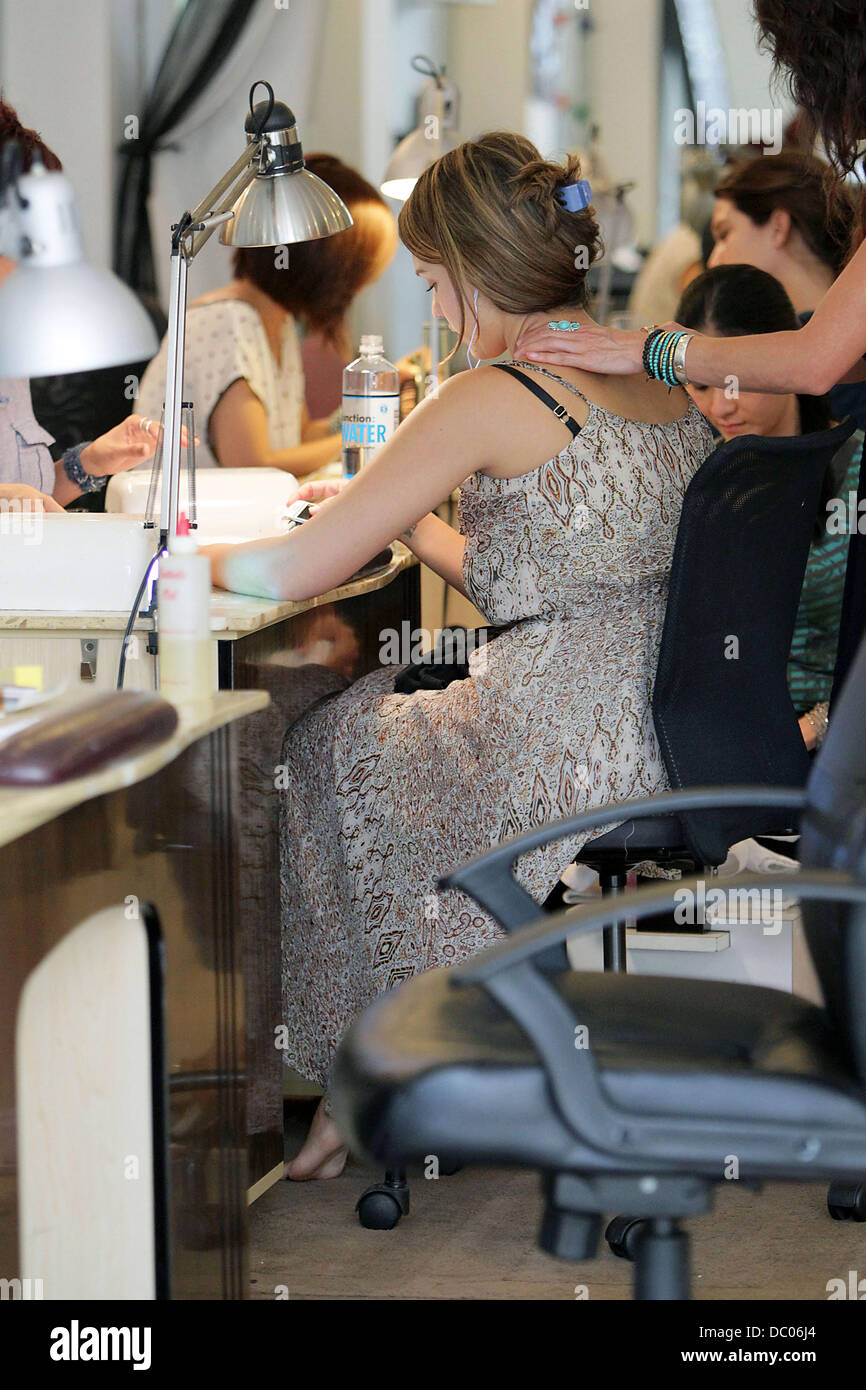 Jessica Alba hat ihre Nägel lackiert mit einem Glitter Nagellack in einem  Nagelstudio Beverly Hills. Los Angeles, Kalifornien - 21.09.11  Stockfotografie - Alamy