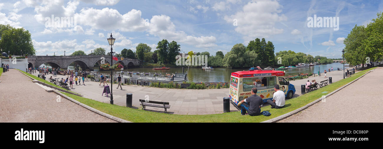 Breites Panorama von Richmond upon Thames in London mit der Themse und Richmond Bridge in Aussicht. Stockfoto