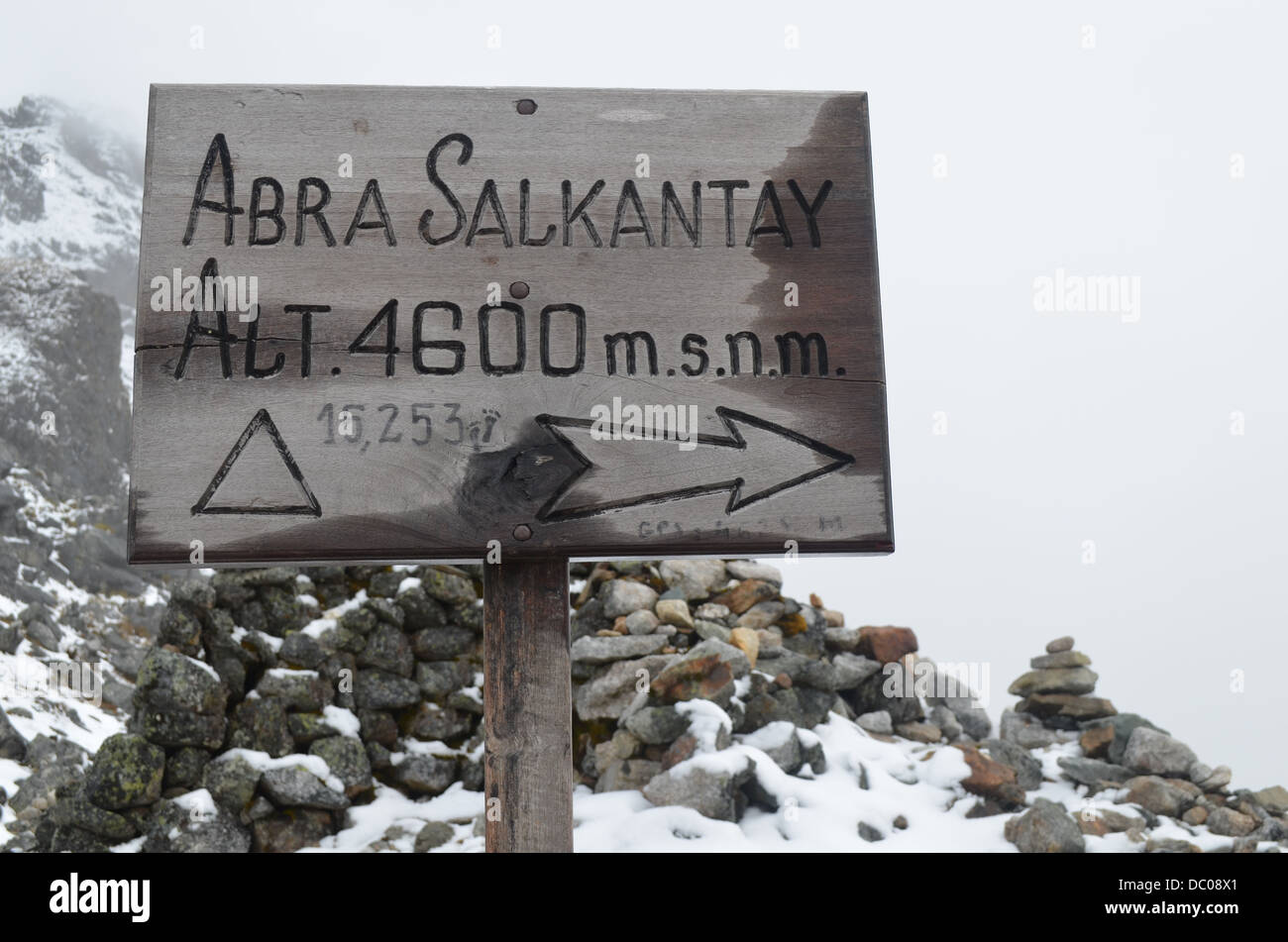 Ein Zeichen markieren die Passhöhe auf dem Salkantay-Trail nach Machu Picchu. Der Trail erreicht eine Höhe von 4600 über dem Meeresspiegel. Stockfoto