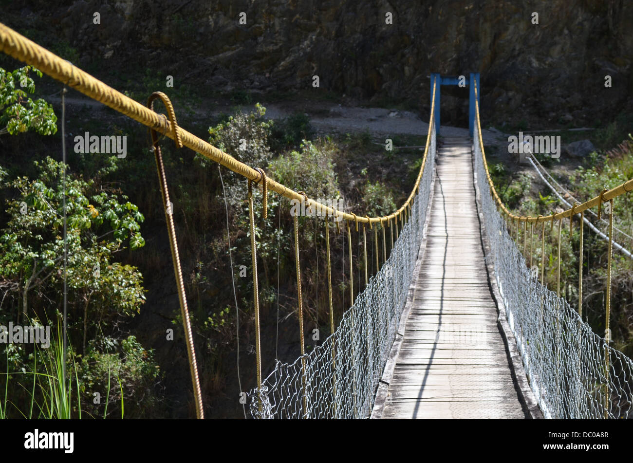 A Draht Hängebrücke überspannt den Urubamba-Fluss in der Nähe von Machu Picchu, Peru Stockfoto