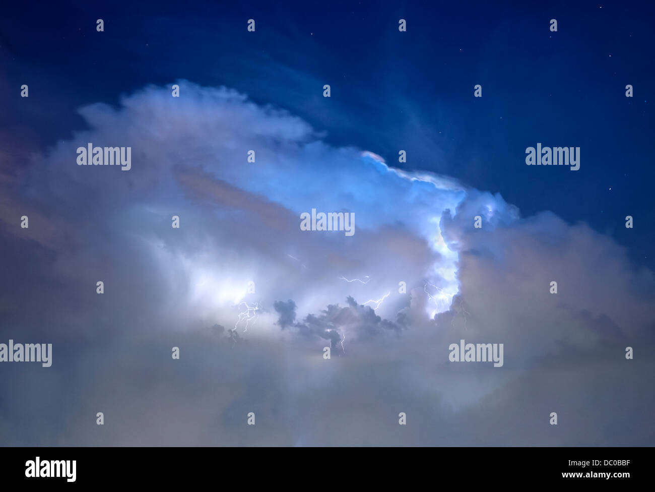 Gewitterwolken mit Blitz Stockfoto