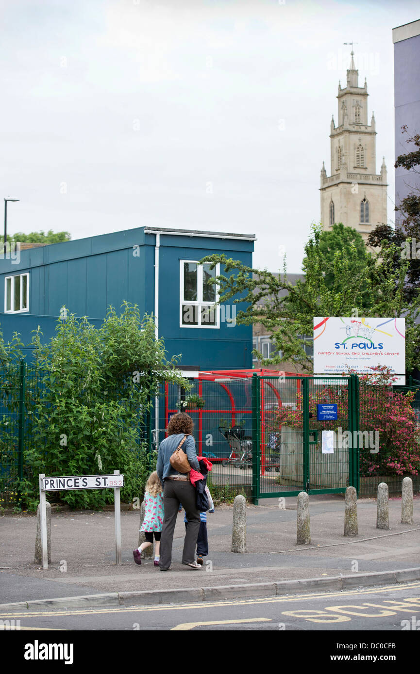 Kindergarten St. Pauls und Kinderhaus, Bristol UK 2013 - kommen Eltern mit ihren Kindern. Stockfoto