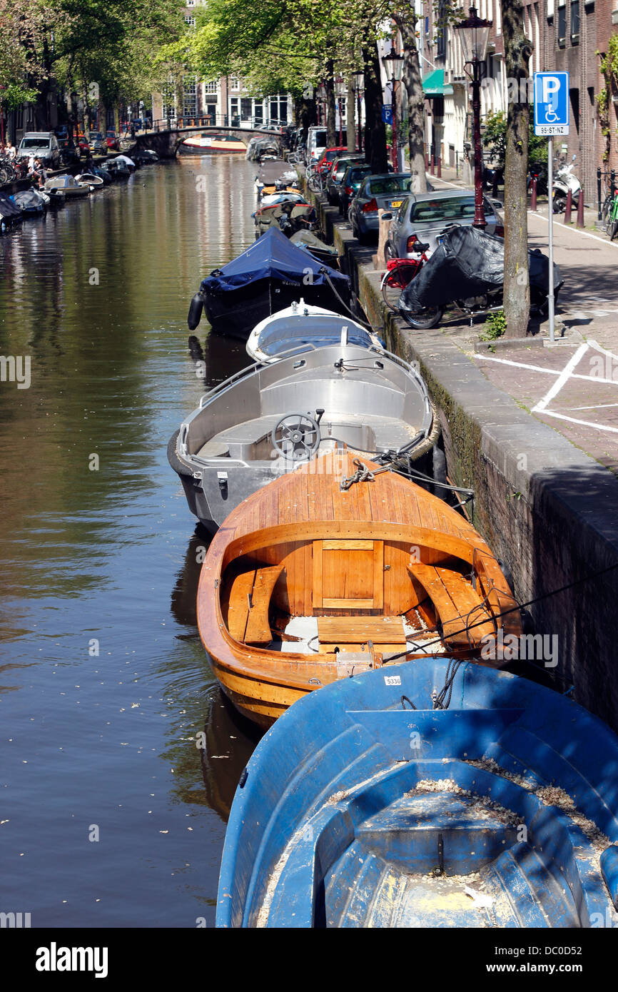 Amsterdam Niederlande Holland Europa Kleinboote am Kanal Groenburgwal Stockfoto