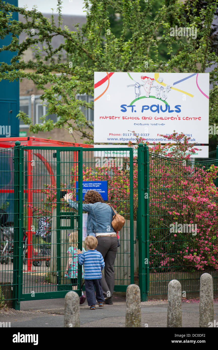 Kindergarten St. Pauls und Kinderhaus, Bristol UK 2013 - kommen Eltern mit ihren Kindern. Stockfoto