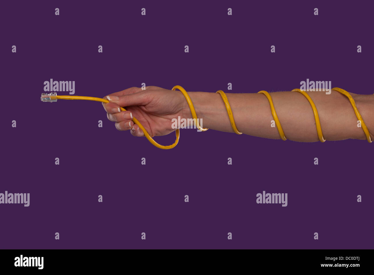Weiblichen Arm mit Ethernet-Spiralkabel Stockfoto