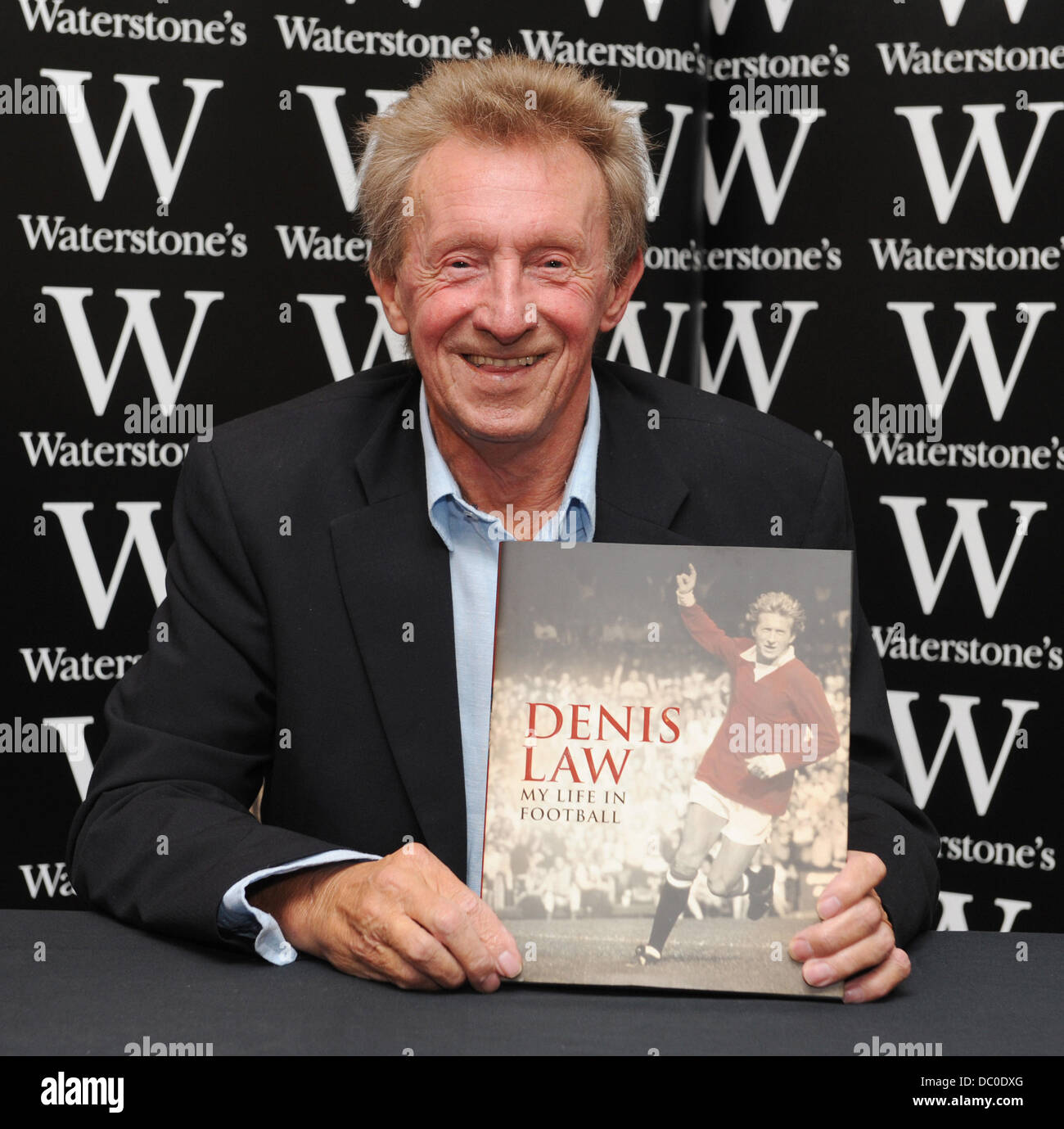 Denis Law unterschreibt Exemplare seines Buches "Mein Leben im Fußball" bei Waterstones, Leadenhall Market London, England - 27.09.11 Stockfoto