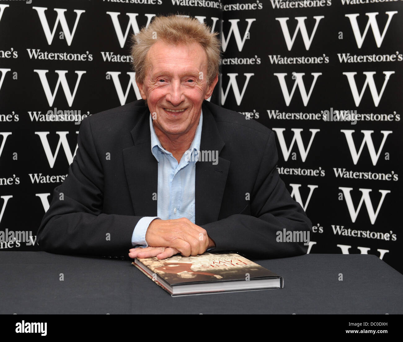 Denis Law unterschreibt Exemplare seines Buches "Mein Leben im Fußball" bei Waterstones, Leadenhall Market London, England - 27.09.11 Stockfoto