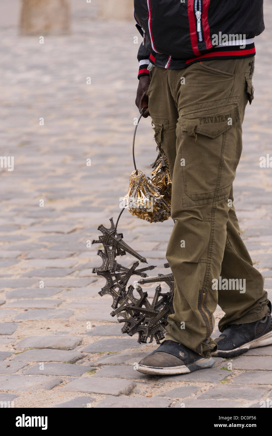 Modell Eiffeltürme zum Verkauf als Andenken in Paris, Frankreich Stockfoto