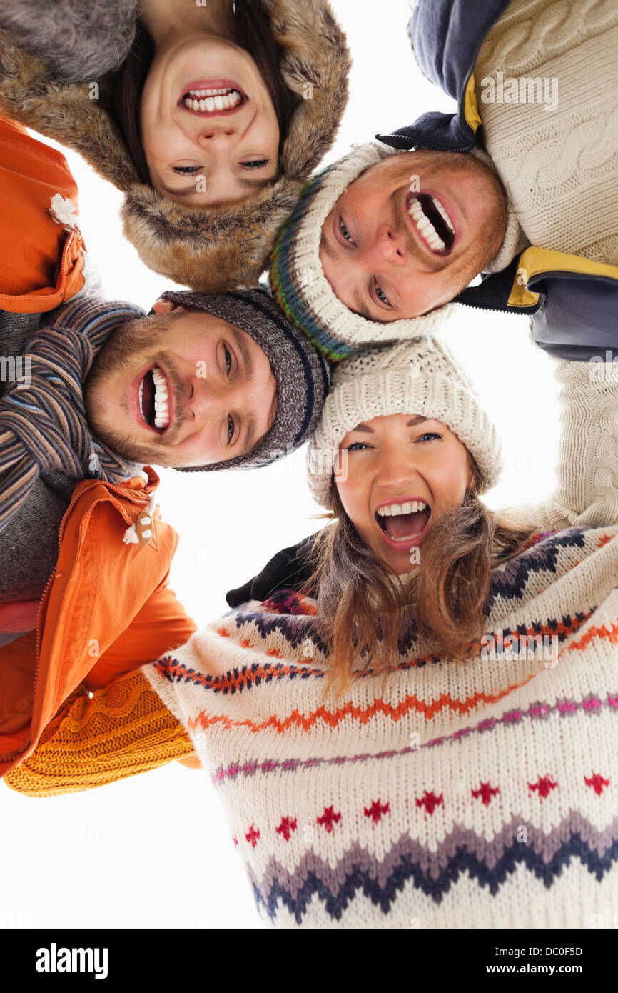 Niedrigen Winkel Porträt der happy Friends im huddle Stockfoto