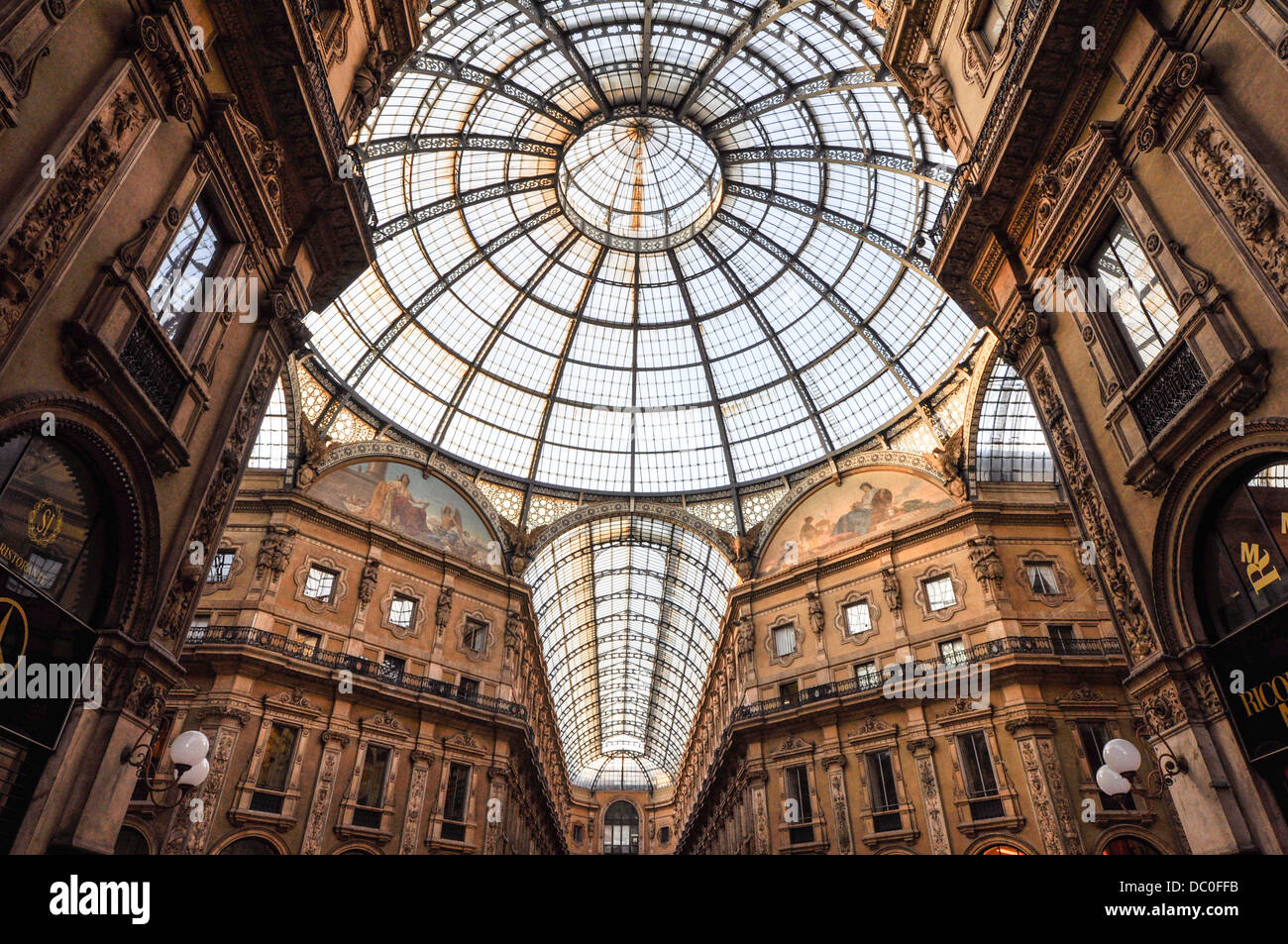Shopping Mall Galleria Vittorio Emanuele II in Mailand. Fast alle bekannte Marken sind hier aufgelistet. Stockfoto
