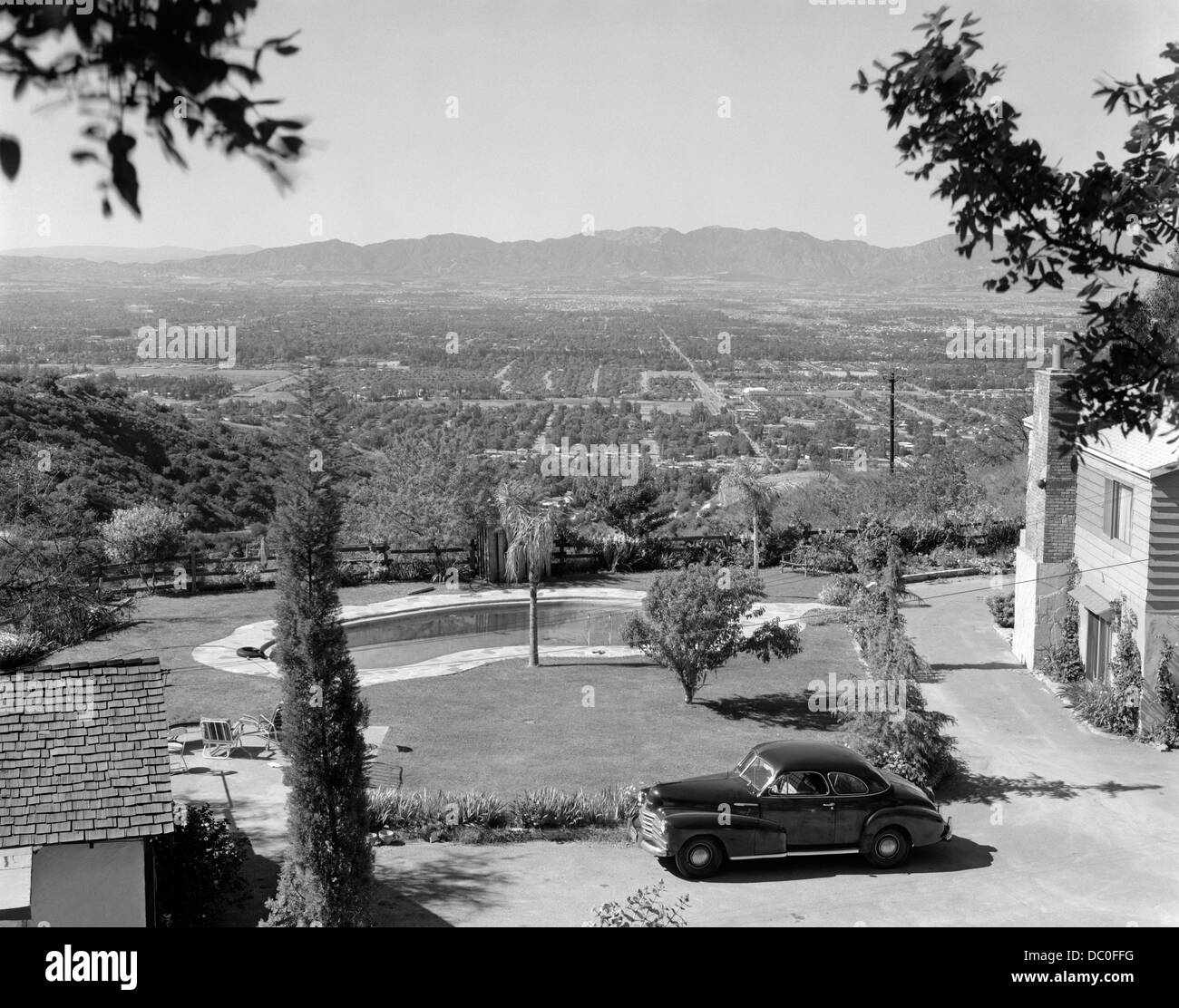 1940ER JAHRE BLICK AUF SAN FERNANDO VALLEY CA VON EINFAHRT PRIVATHAUS Stockfoto