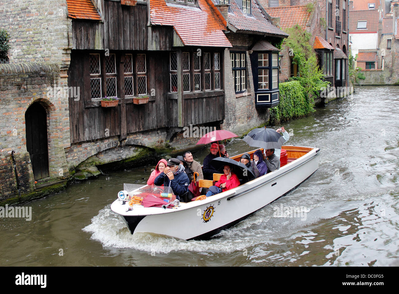 Brügge Belgien Flandern Europa Brugge Touristenboot Tour im Regen mit Sonnenschirmen Stockfoto