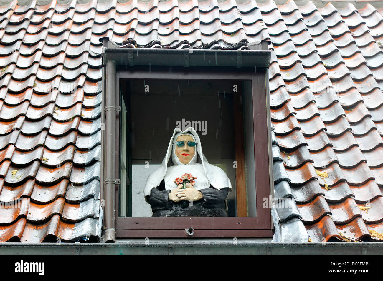 Brügge Belgien Flandern Europa Brugge Karikatur der Nonne im Fenster im Regen von der Begijnhof Nonnenkloster Stockfoto