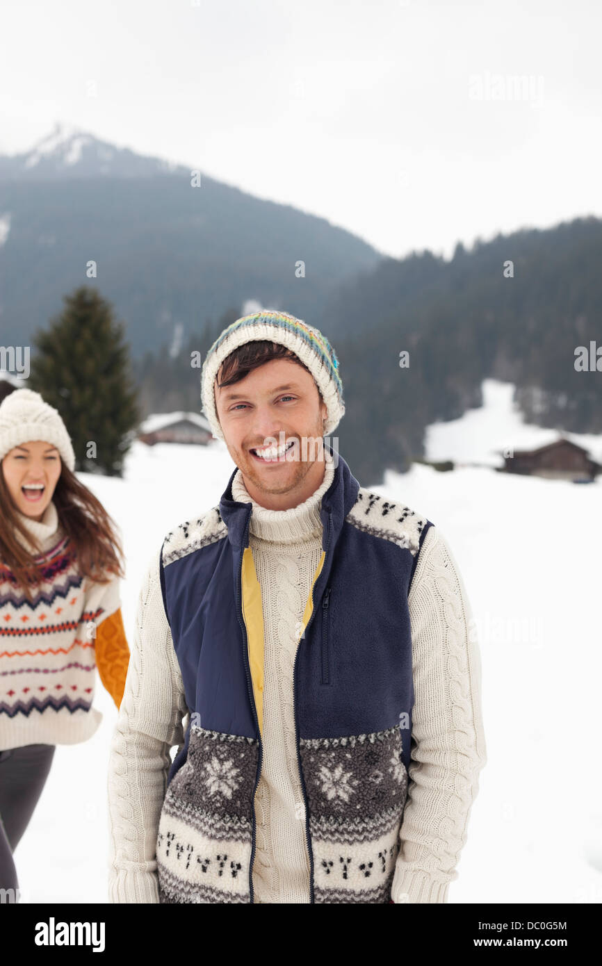 Porträt des glücklichen Paares in schneebedecktes Feld Stockfoto