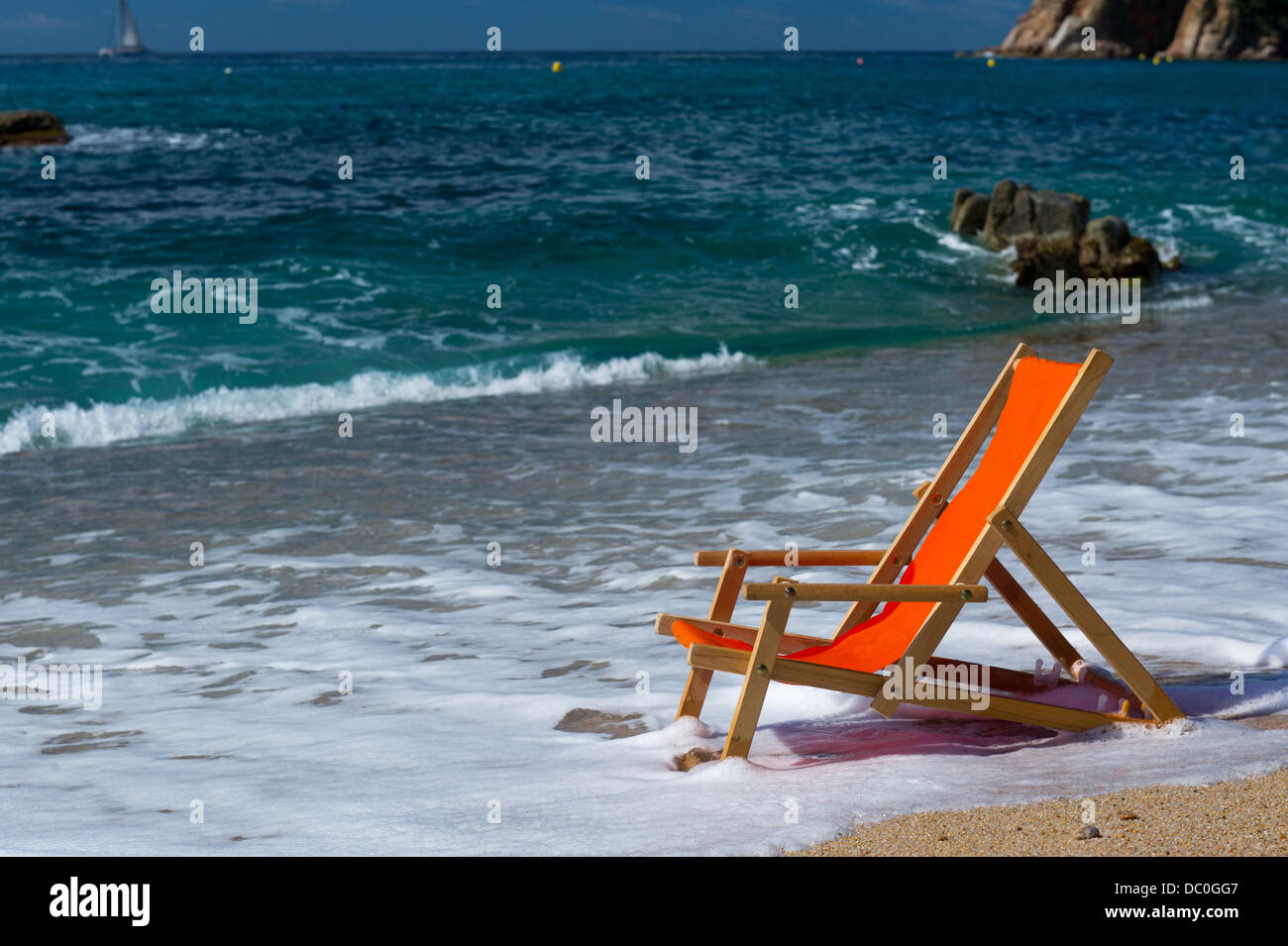 Leere Strandkorb im Meer Stockfoto