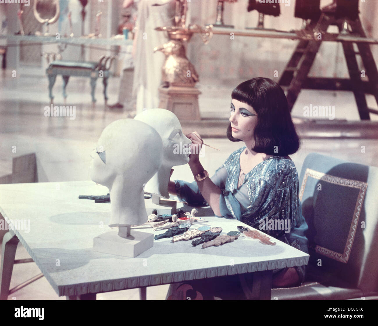 1960ER JAHREN ELIZABETH TAYLOR ALS CLEOPATRA IN 1963 KINOFILM Stockfoto