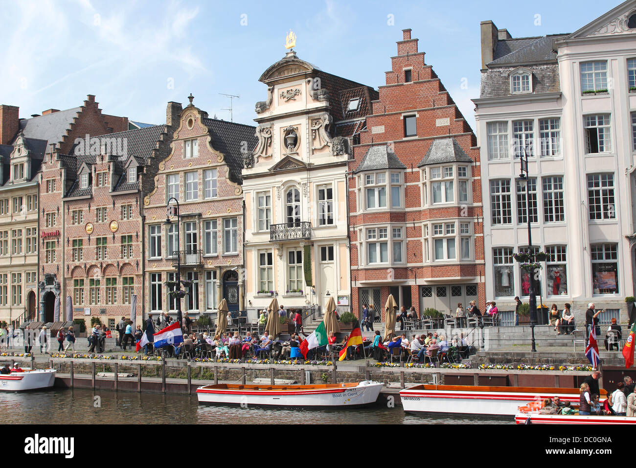 Gent Belgien Europa Hauptkanal Tour Boote mittelalterlichen Gildehäuser und Cafés Stockfoto
