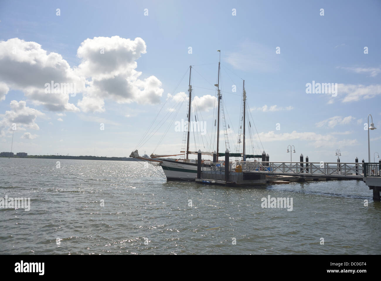 Blick auf Segelschiff, mit Stolz verankert auf Cooper River. Stockfoto