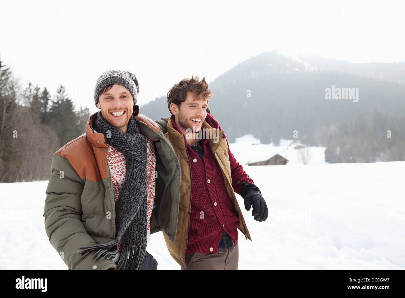 Porträt der glückliche Männer wandern in schneebedecktes Feld Stockfoto