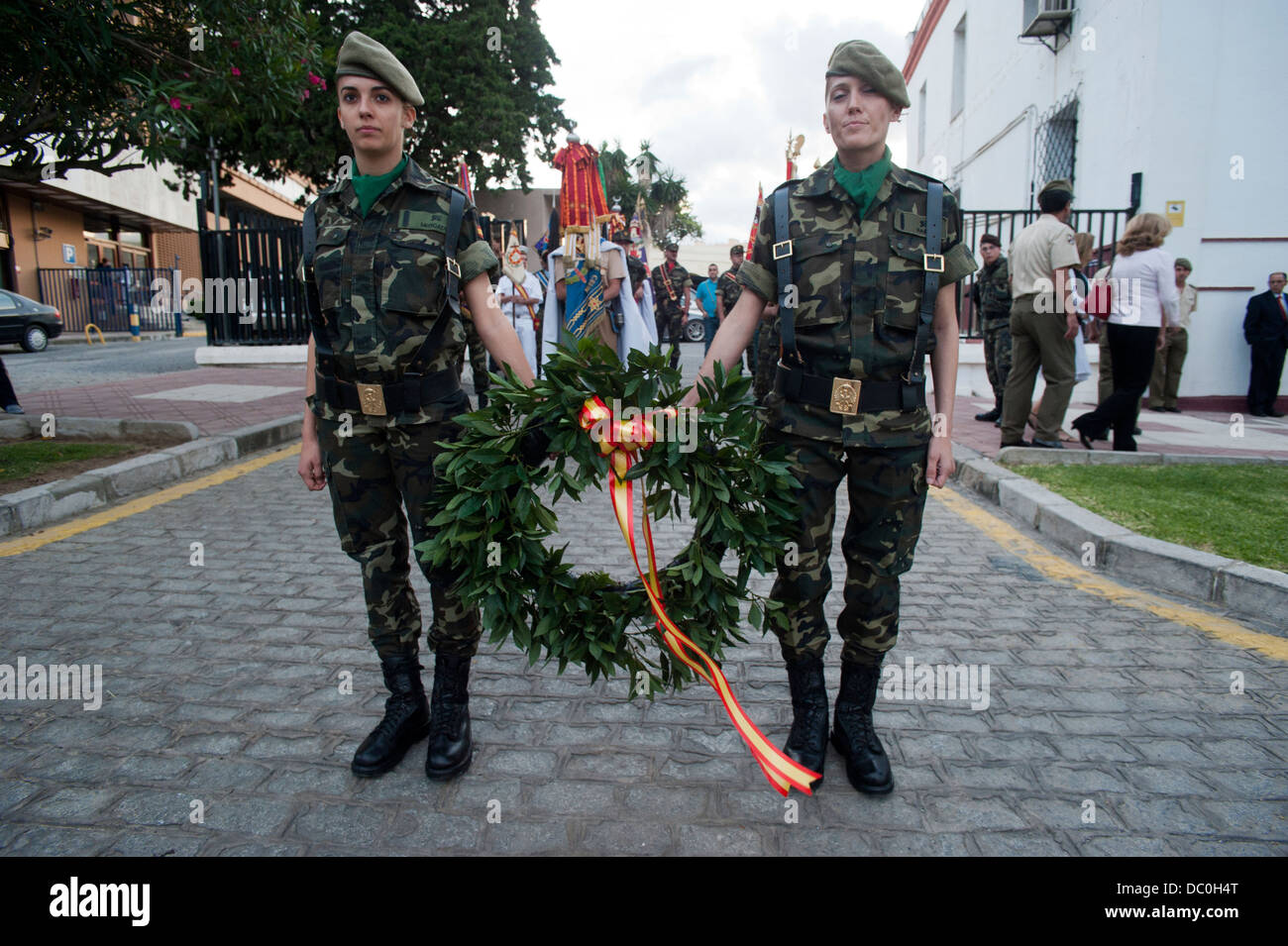 Frauen Soldaten in den Tribut an die gefallenen, vor Ceuta Generalkommando während der Handlungen der Armee Kräfte Day.Ceuta handeln. Stockfoto
