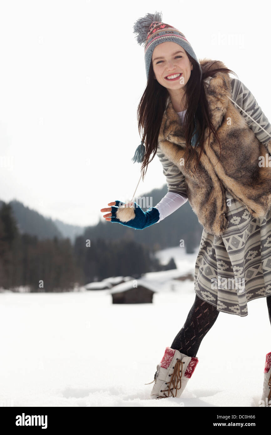 Porträt der lächelnde Frau in schneebedecktes Feld Stockfoto