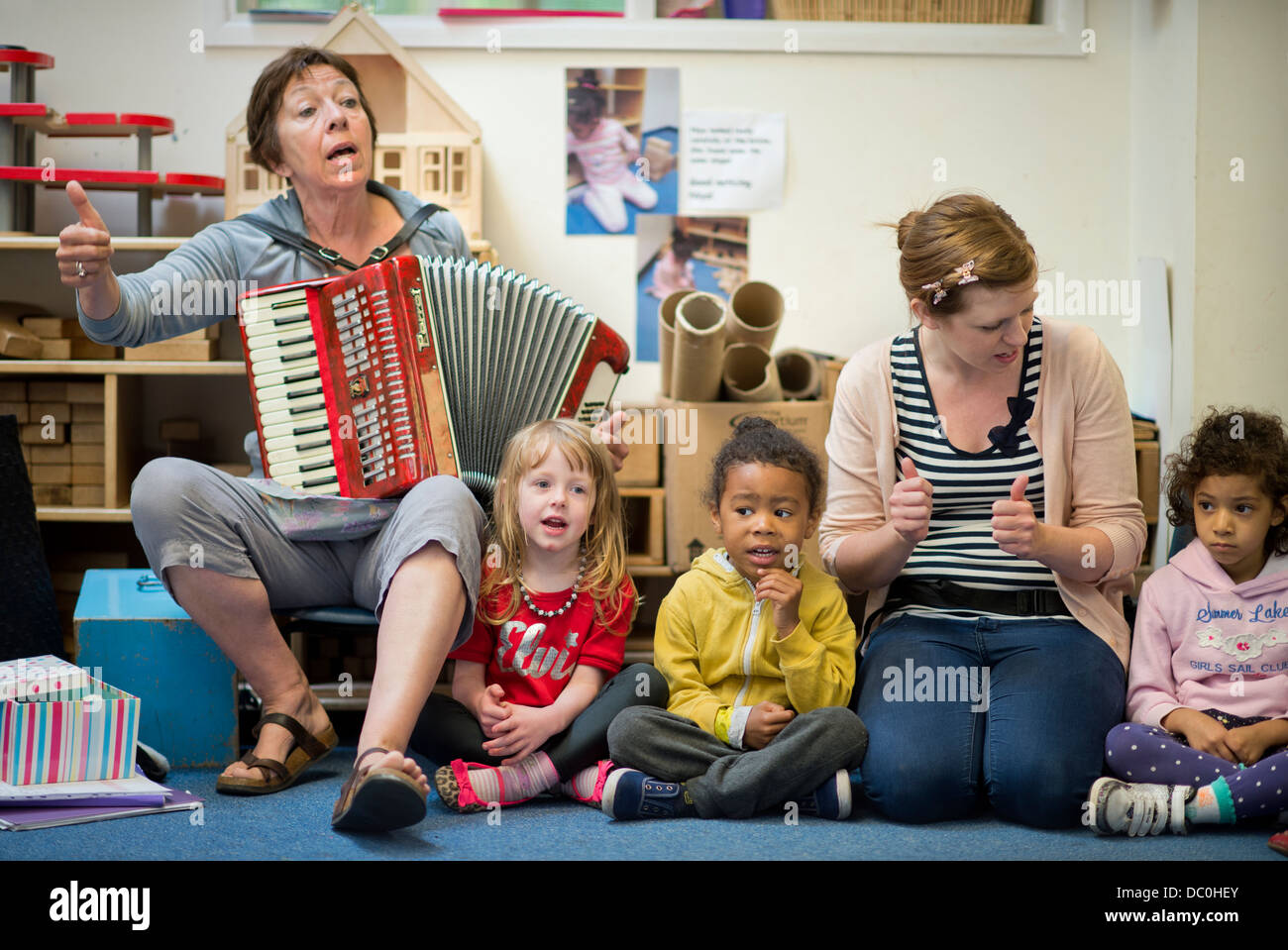 St. Pauls-Kindergarten und Kinder Zentrum, Bristol UK 2013 - eine Musik-Klasse. Stockfoto