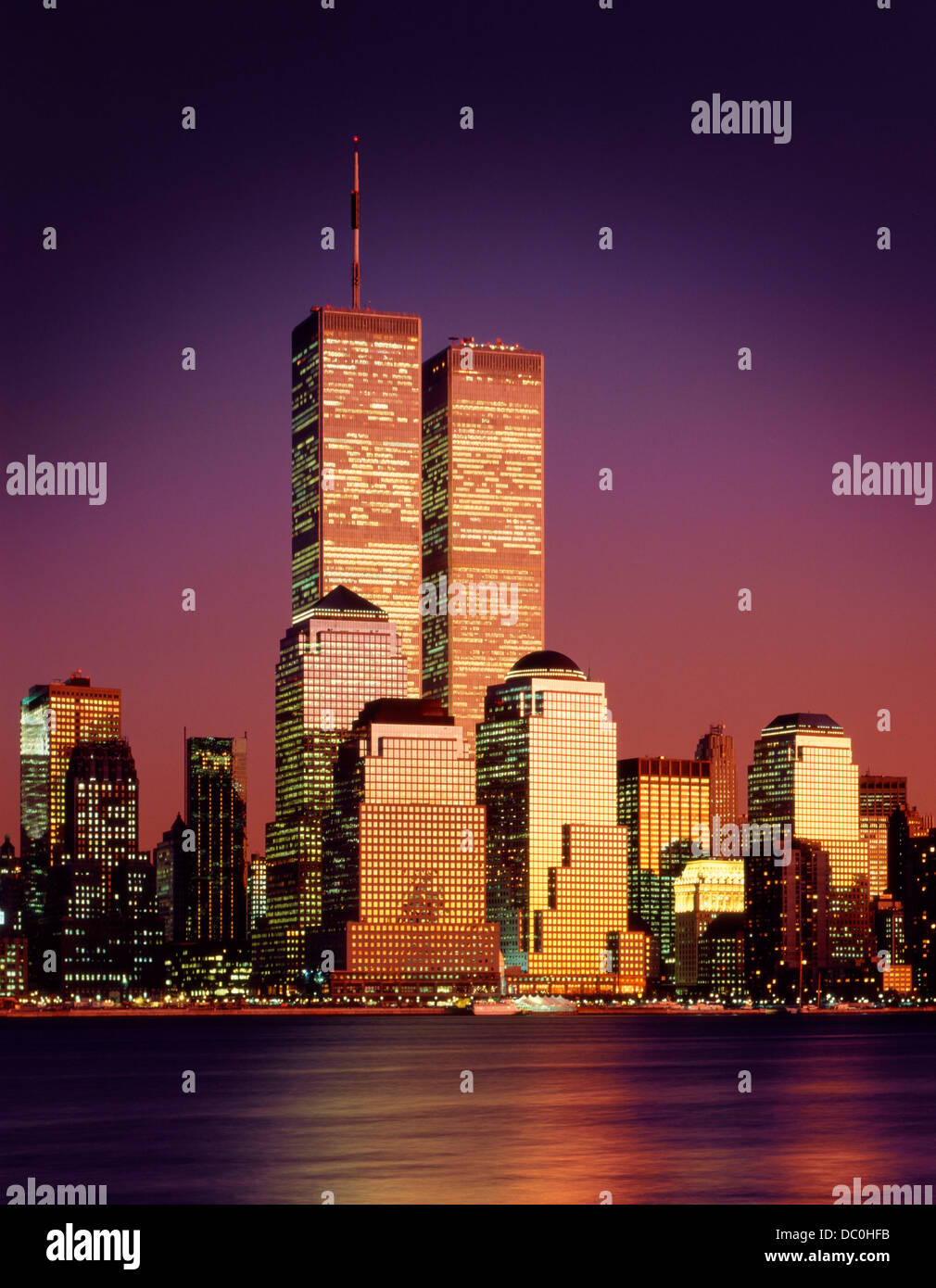 2000ER JAHRE NEW YORK STADT LOWER MANHATTAN SKYLINE BEI NACHT ZEIGT WORLD TRADE CENTER GEBÄUDE VOR DEM 11. SEPTEMBER 2001 ANGREIFEN Stockfoto