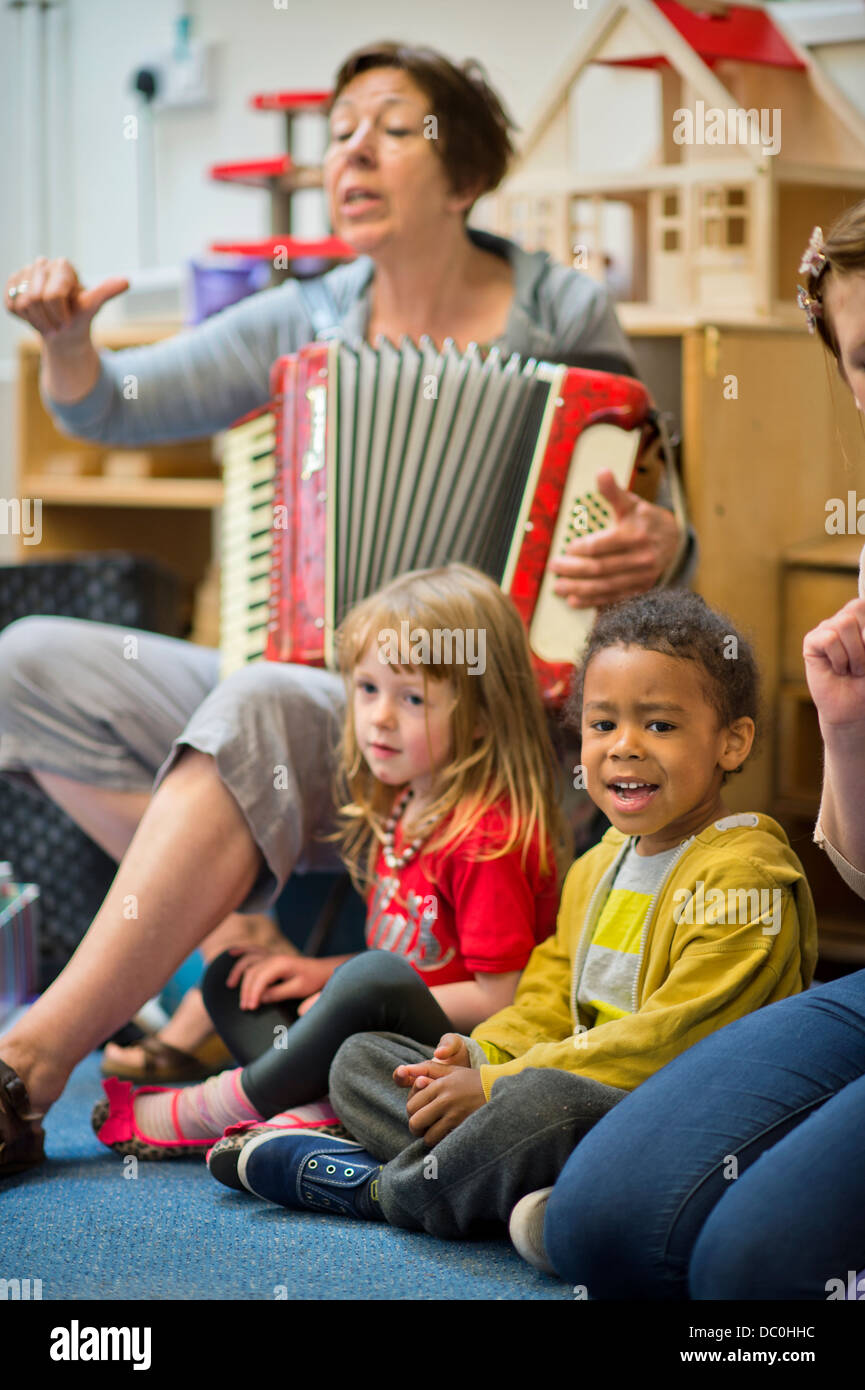 St. Pauls-Kindergarten und Kinder Zentrum, Bristol UK 2013 - eine Musik-Klasse. Stockfoto