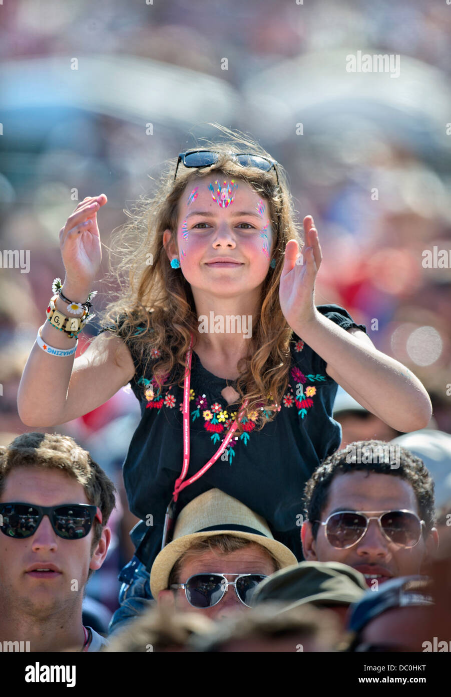 Glastonbury Festival 2013 - Fans bei der Aufführung von Noah und der Wal auf der anderen Bühne. Stockfoto