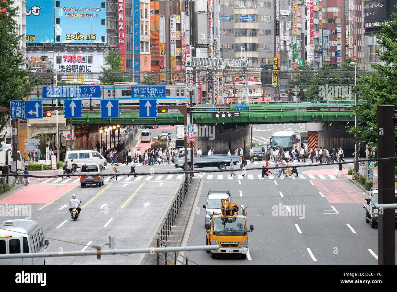 Straßenszene im Bezirk Shinjuku, Tokio, Japan. Pendler, die Straße zu überqueren. Stockfoto