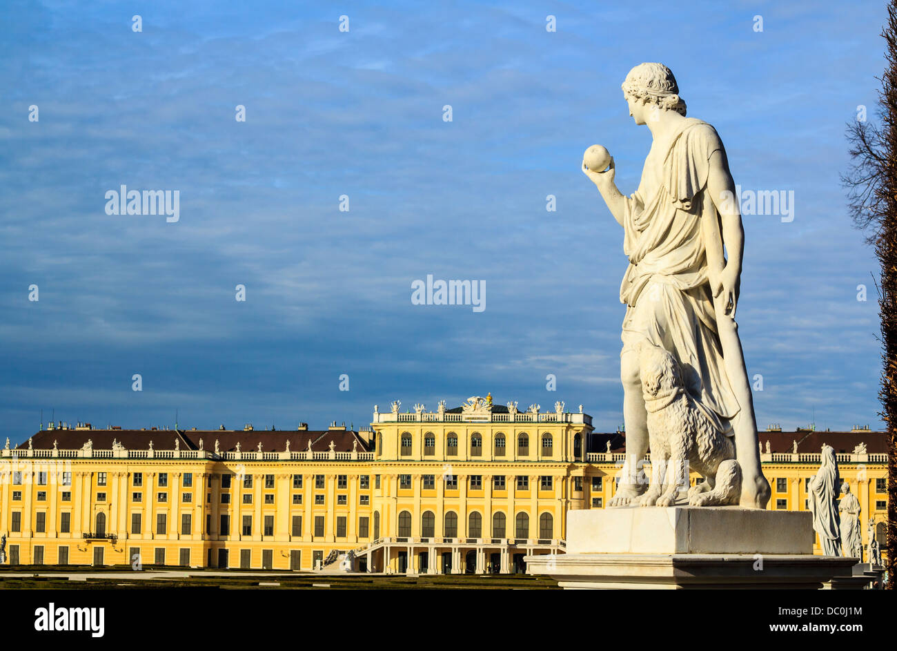 Wien - griechische Statue mit dem Schloss Schönbrunn auf dem Hintergrund Stockfoto