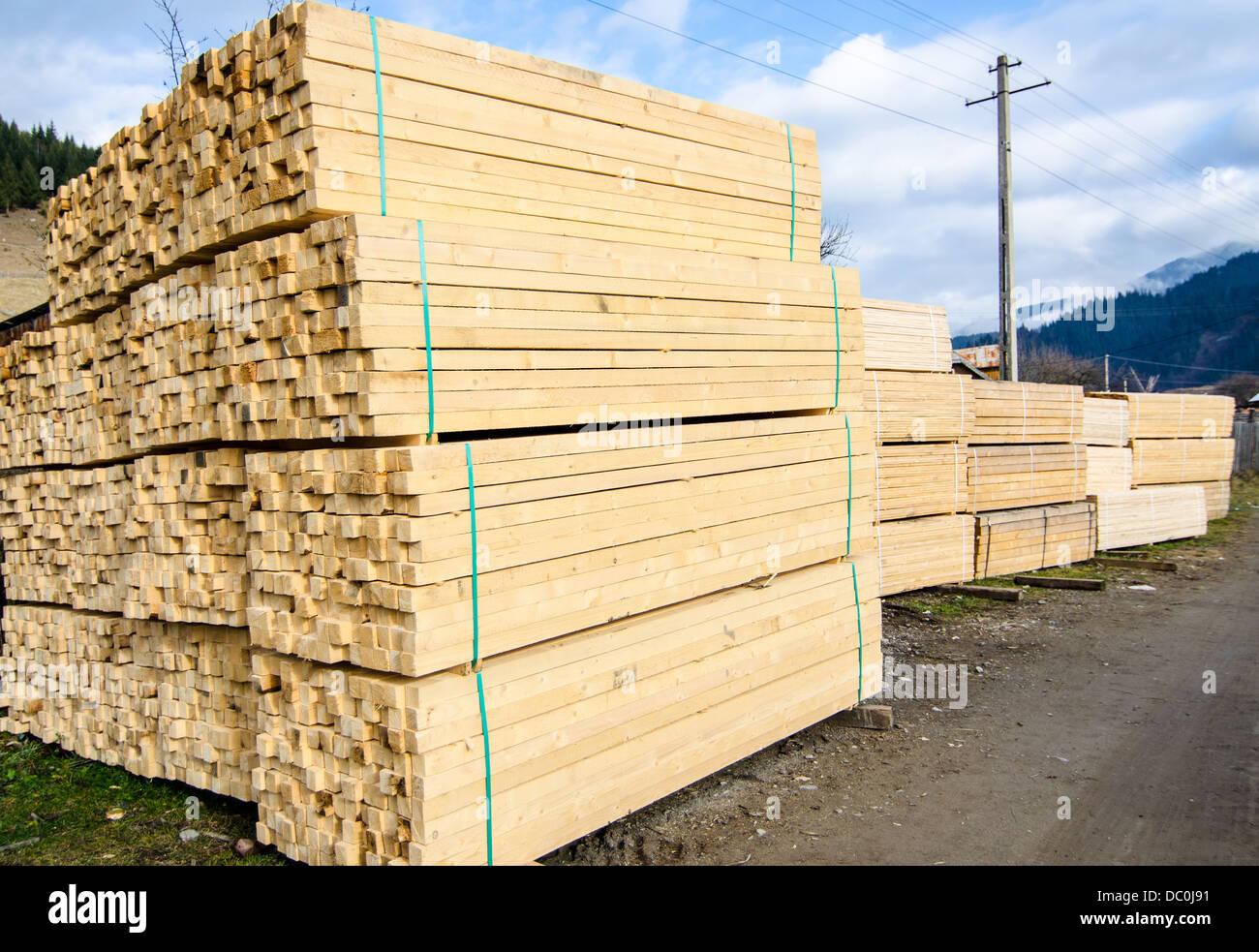 Haufen von Holz in der Nachmittagssonne auf der Baustelle Stockfoto