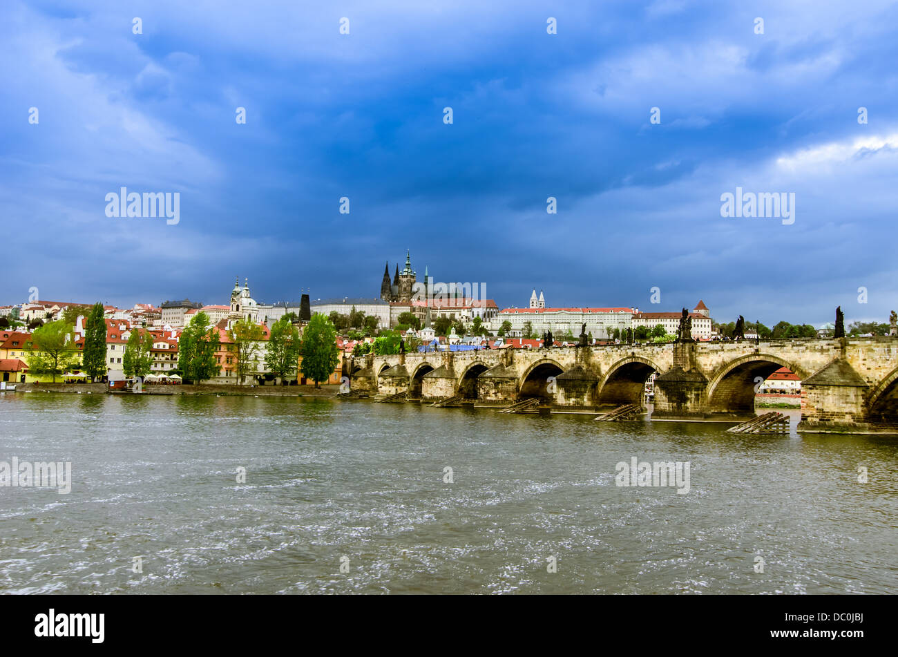 Panoramablick über Prag, Hauptstadt der Tschechischen Republik, über die Moldau mit St Vitus Cathedral Stadt Burg und Karlsbrücke Stockfoto