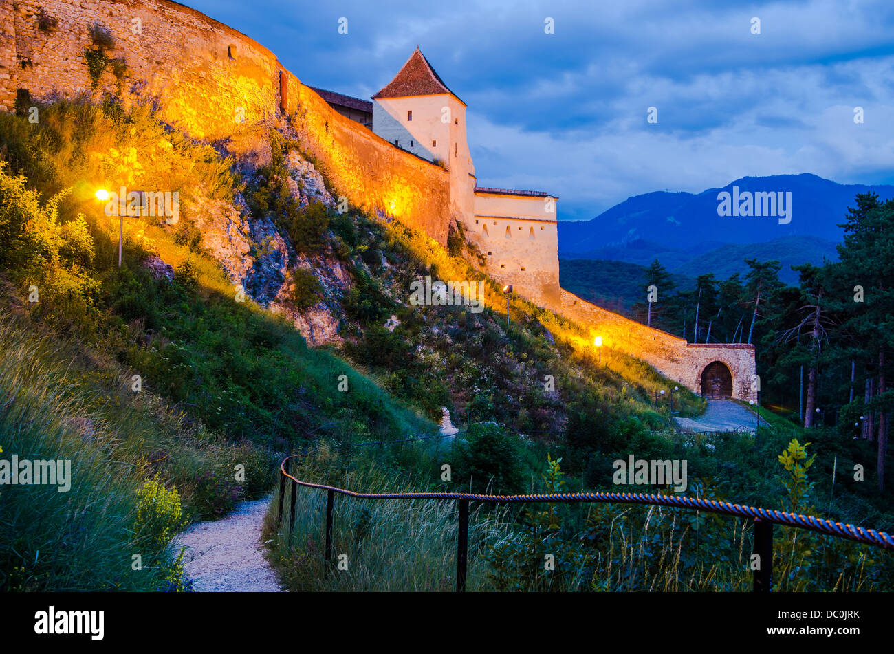 Nachtansicht der mittelalterlichen Festung von Rosenau, Transsilvanien Stockfoto