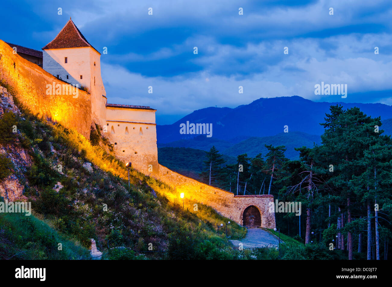 Nachtansicht der mittelalterlichen Festung von Rosenau, Transsilvanien Stockfoto