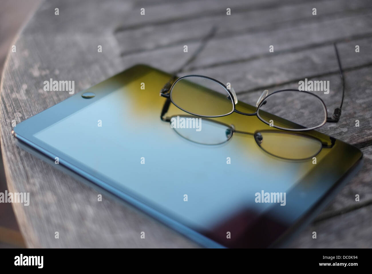 Tablet, iPad auf Tisch mit Brille. Stockfoto