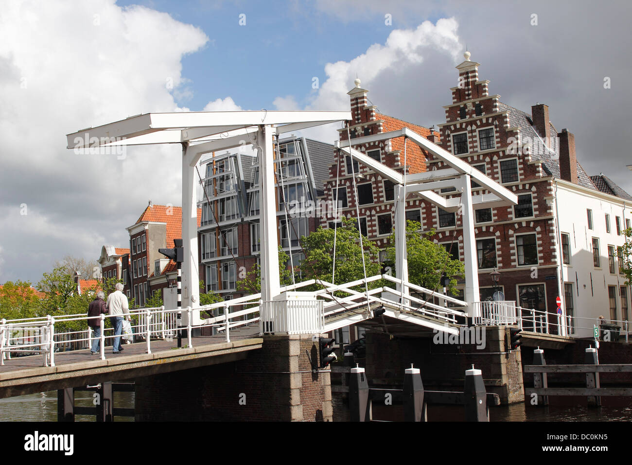 Haarlem Niederlande Europa niederländischen Stil Zugbrücke über Kanal Stockfoto