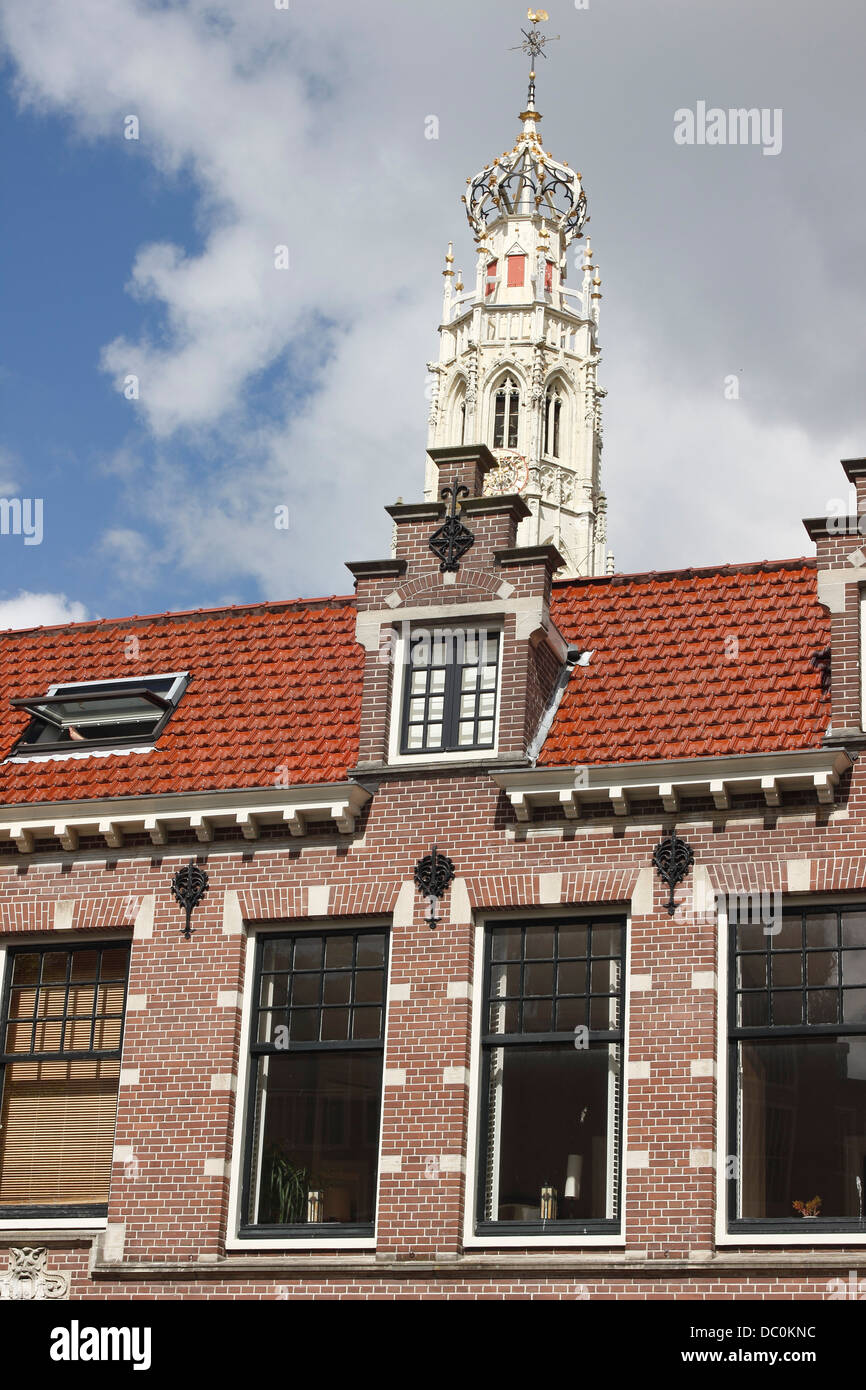 Haarlem Niederlande Europa Kirchturm St. Bavokerk erhebt sich über Dächer Stockfoto